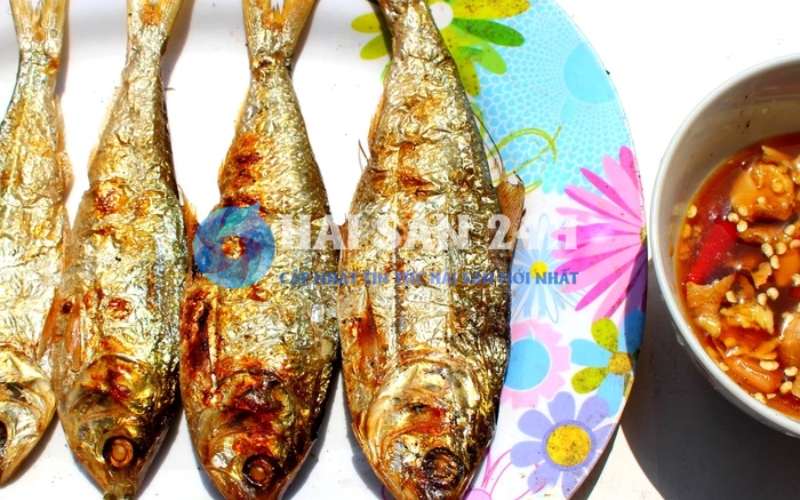 Cá mòi rán giòn chấm nước mắm tỏi ớt