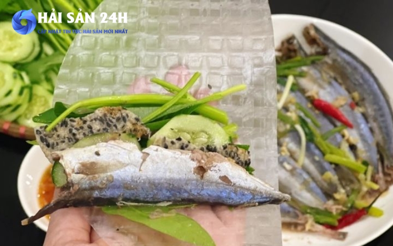 Cá nục suôn hấp cuốn bánh tráng