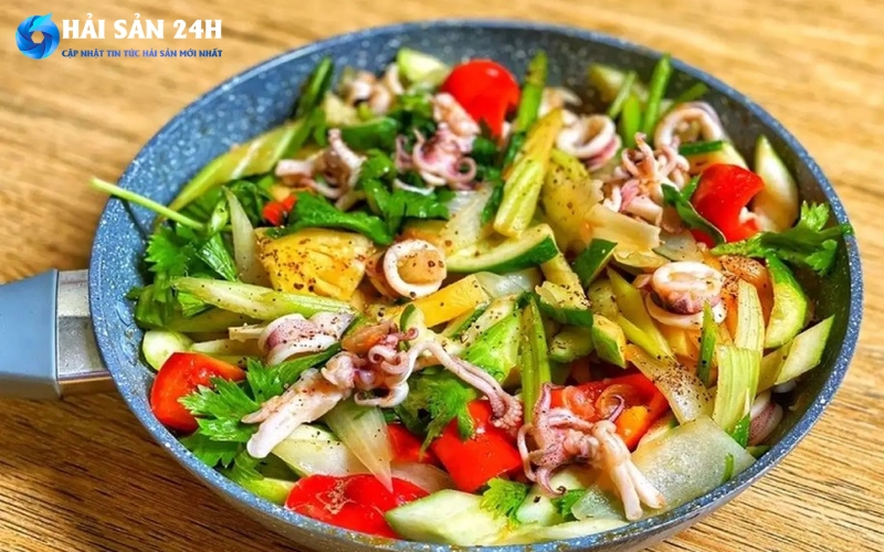 Tổng hợp 10 món ăn làm từ mực trứng ngon dễ làm 5 Mực trứng xào dứa (thơm)