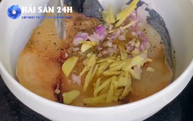 Cách làm cá Thu kho tộ thơm ngon dễ làm tại nhà 5 Ướp cá thu