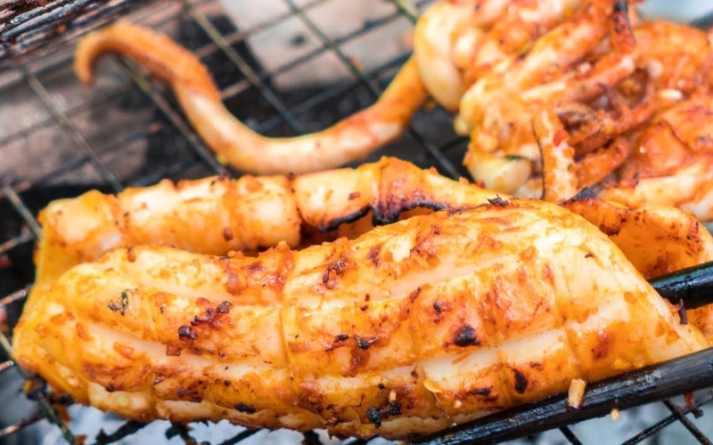 Mực một nắng nướng sa tế