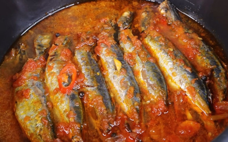 Cách kho cá mòi kho rục xương thơm ngon dễ làm tại nhà 6 cá mòi kho cà chua rục xương