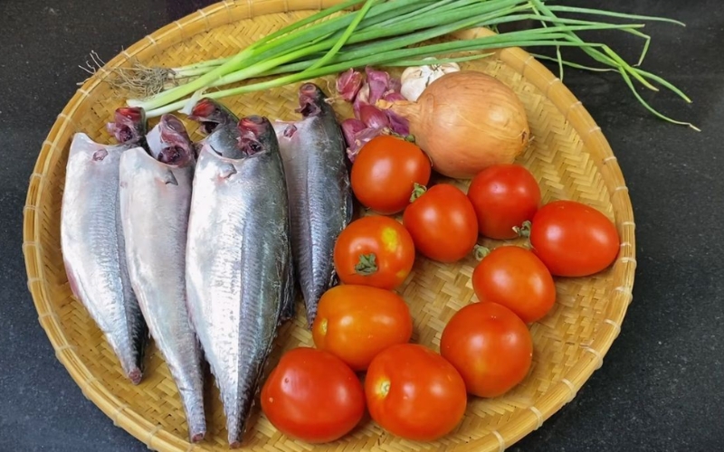 Cách kho cá mòi kho rục xương thơm ngon dễ làm tại nhà 3 Nguyên liệu cần chuẩn bị cho nồi cá mòi kho